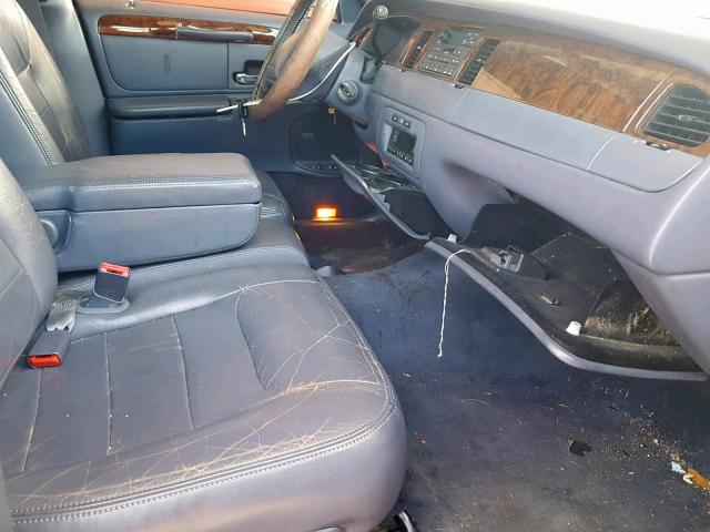 1LNFM82W2WY611667 - 1998 LINCOLN TOWN CAR BLUE photo 5