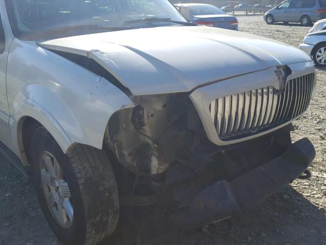 5LMFU28R44LJ15081 - 2004 LINCOLN NAVIGATOR 白色 照片 9
