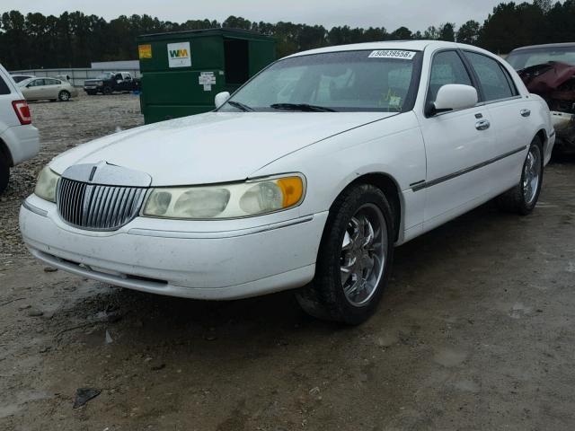 1LNHM83W21Y710456 - 2001 LINCOLN TOWN CAR C WHITE photo 2