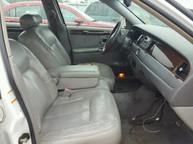 1LNHM83W21Y710456 - 2001 LINCOLN TOWN CAR C WHITE photo 5