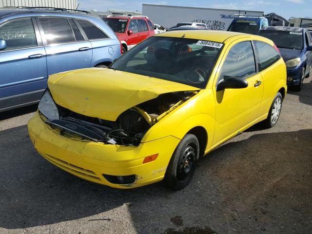 3FAFP31N95R111905 - 2005 FORD FOCUS ZX3 YELLOW photo 2