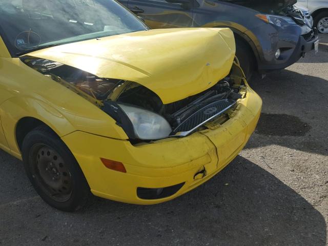 3FAFP31N95R111905 - 2005 FORD FOCUS ZX3 YELLOW photo 9
