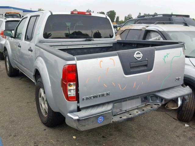 1N6AD07U95C427228 - 2005 NISSAN FRONTIER C SILVER photo 3