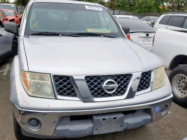 1N6AD07U95C427228 - 2005 NISSAN FRONTIER C SILVER photo 9