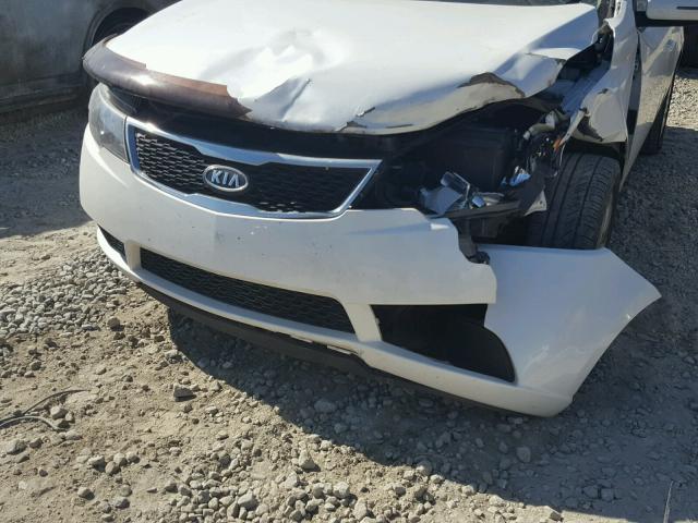 KNAFU4A28D5727883 - 2013 KIA FORTE EX WHITE photo 9