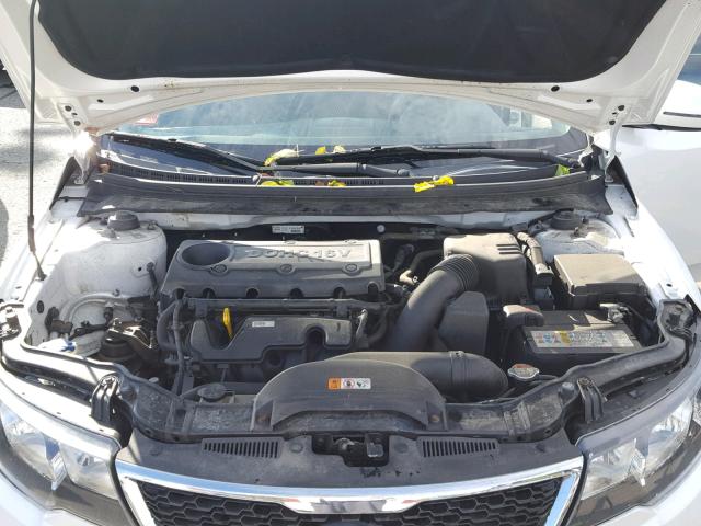 KNAFU4A21D5684598 - 2013 KIA FORTE EX WHITE photo 7