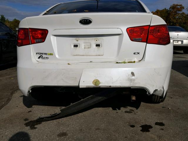 KNAFU4A21D5684598 - 2013 KIA FORTE EX WHITE photo 9