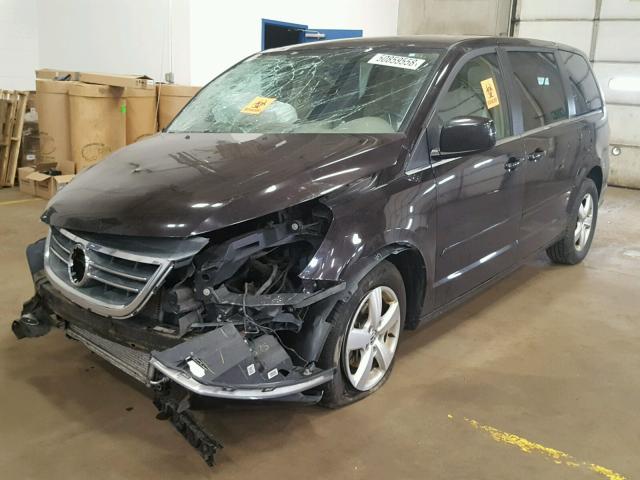 2V4RW3D17AR296156 - 2010 VOLKSWAGEN ROUTAN SE BLACK photo 2