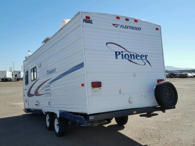 1EB1C182751500518 - 2005 FLEETWOOD PIONEER  WHITE photo 3