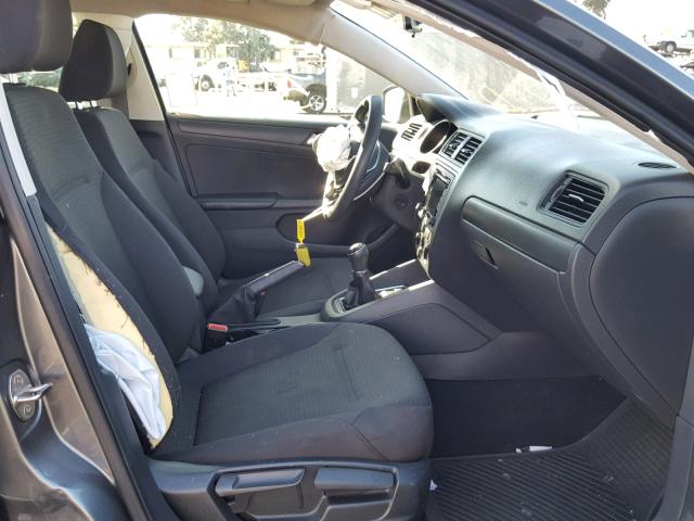 3VW1K7AJ0FM272338 - 2015 VOLKSWAGEN JETTA BASE Մոխրագույն լուսանկար 5