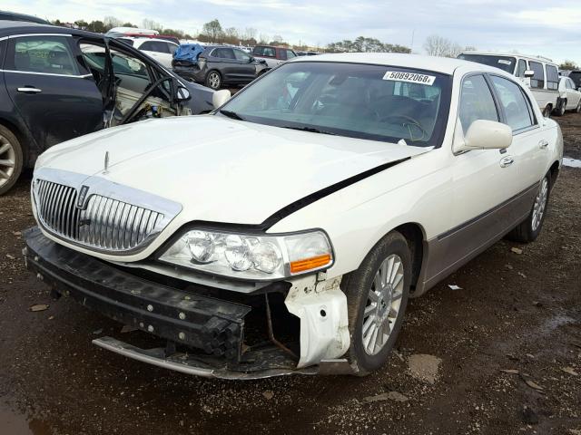 1LNHM82W53Y655747 - 2003 LINCOLN TOWN CAR S WHITE photo 2