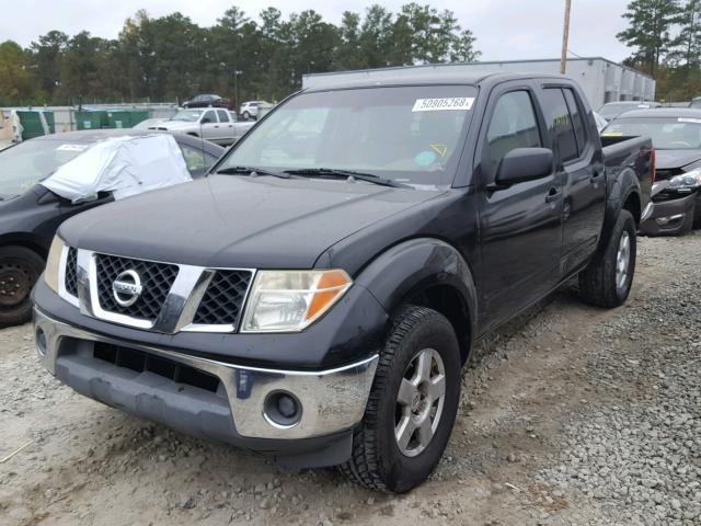 1N6AD07U95C457295 - 2005 NISSAN FRONTIER C BLACK photo 2