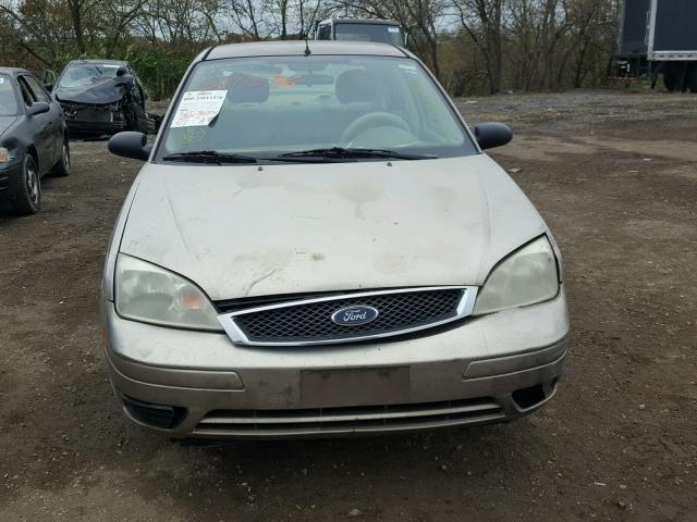 1FAFP34N95W257181 - 2005 FORD FOCUS ZX4 BEIGE photo 7