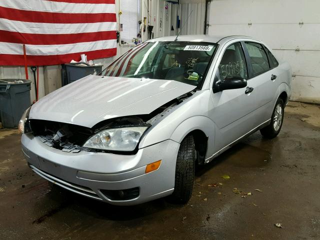 1FAHP34NX6W178340 - 2006 FORD FOCUS ZX4 SILVER photo 2