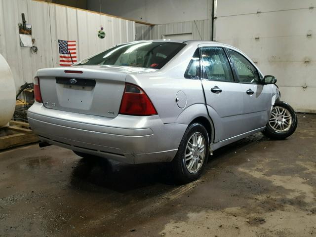 1FAHP34NX6W178340 - 2006 FORD FOCUS ZX4 SILVER photo 4