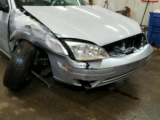 1FAHP34NX6W178340 - 2006 FORD FOCUS ZX4 SILVER photo 9