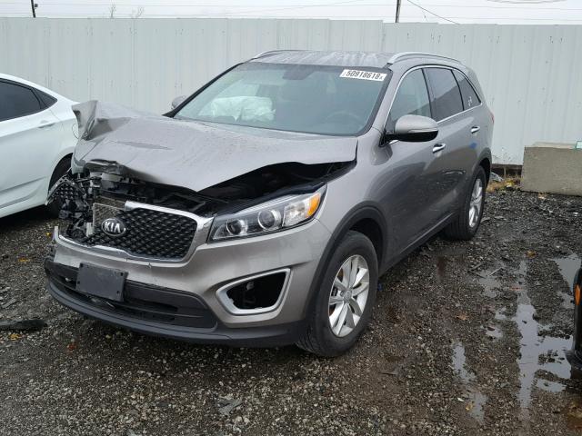 5XYPG4A30HG275223 - 2017 KIA SORENTO LX GRAY photo 2