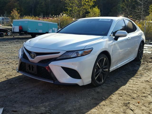 4T1B61HK7JU134786 - 2018 TOYOTA CAMRY XSE WHITE photo 2