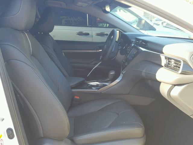 4T1B61HK7JU134786 - 2018 TOYOTA CAMRY XSE WHITE photo 5