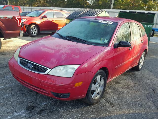 3FAFP37N55R145184 - 2005 FORD FOCUS ZX5 RED photo 2