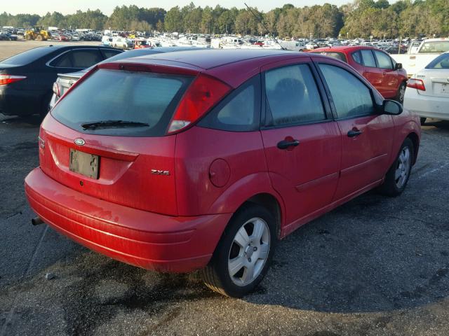 3FAFP37N55R145184 - 2005 FORD FOCUS ZX5 RED photo 4