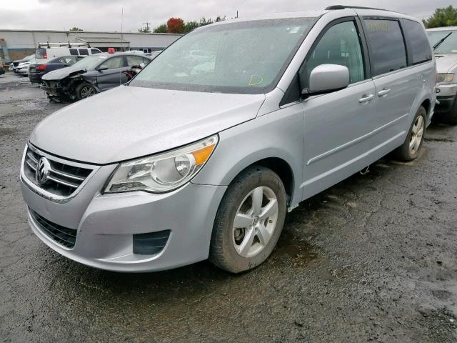 2V4RW5DX7AR322951 - 2010 VOLKSWAGEN ROUTAN SEL SILVER photo 2