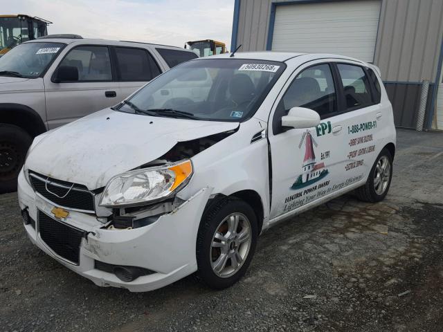 KL1TD6DE1BB210017 - 2011 CHEVROLET AVEO LS WHITE photo 2