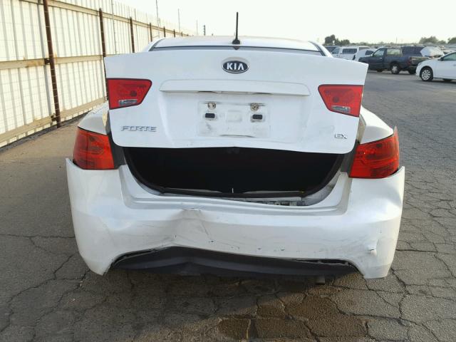 KNAFU4A20D5740692 - 2013 KIA FORTE EX WHITE photo 9