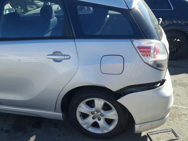 2T1KR32E05C344868 - 2005 TOYOTA MATRIX SILVER photo 9