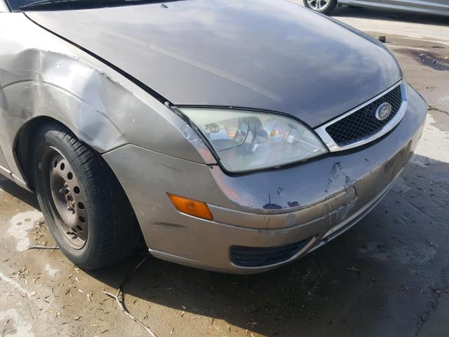 1FAFP34N75W225443 - 2005 FORD FOCUS ZX4 BEIGE photo 9