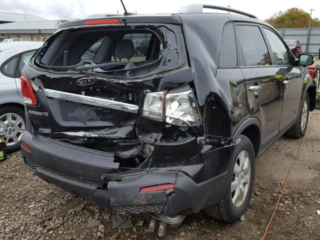 5XYKT4A18BG152393 - 2011 KIA SORENTO BA BLACK photo 4