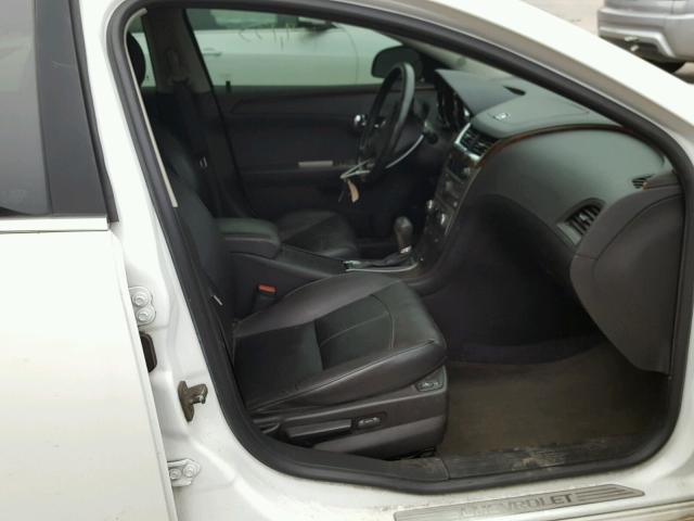 1G1ZE5EB5AF266816 - 2010 CHEVROLET MALIBU LTZ თეთრი ფოტო 5