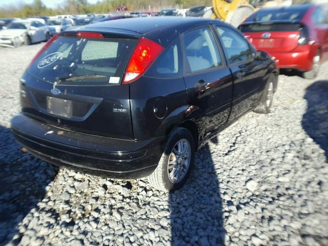 3FAHP37N35R109793 - 2005 FORD FOCUS ZX5 BLACK photo 4