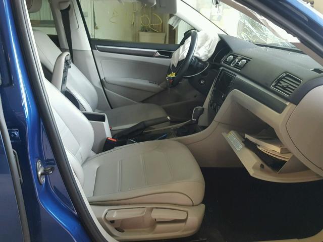 1VWDT7A33HC056516 - 2017 VOLKSWAGEN PASSAT R-L BLUE photo 5