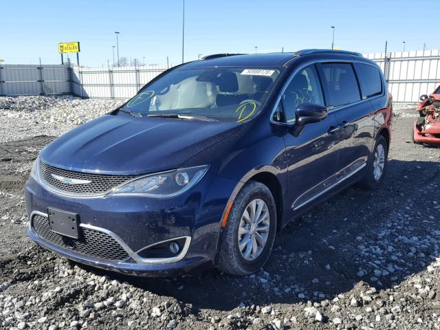 2C4RC1BG5JR154435 - 2018 CHRYSLER PACIFICA T BLUE photo 2