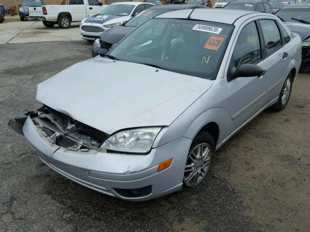 1FAHP34N66W158182 - 2006 FORD FOCUS ZX4 SILVER photo 2