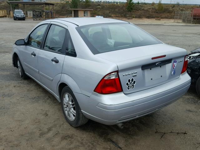 1FAHP34N66W158182 - 2006 FORD FOCUS ZX4 SILVER photo 3