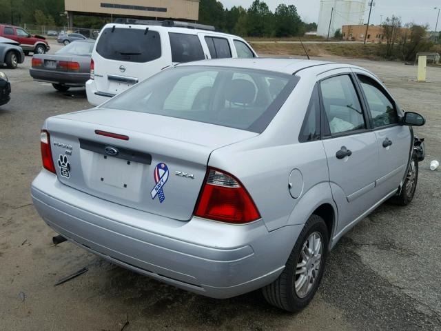 1FAHP34N66W158182 - 2006 FORD FOCUS ZX4 SILVER photo 4