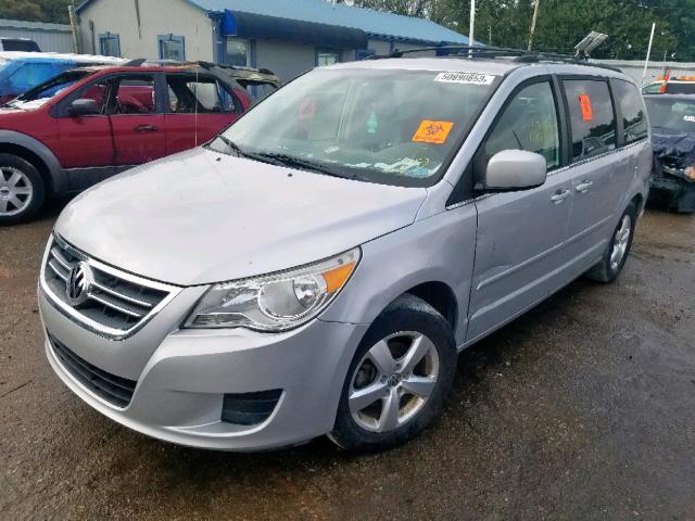 2V8HW34129R542990 - 2009 VOLKSWAGEN ROUTAN SE SILVER photo 2