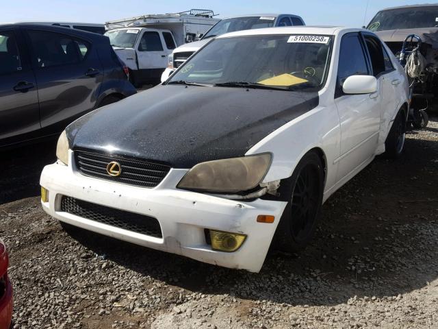 JTHBD182610007379 - 2001 LEXUS IS 300 WHITE photo 2