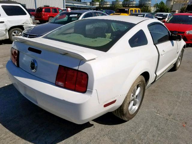 1ZVFT80N955189301 - 2005 FORD MUSTANG WHITE photo 4