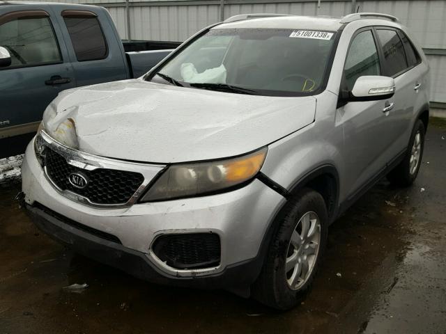 5XYKT4A25BG136578 - 2011 KIA SORENTO BA SILVER photo 2