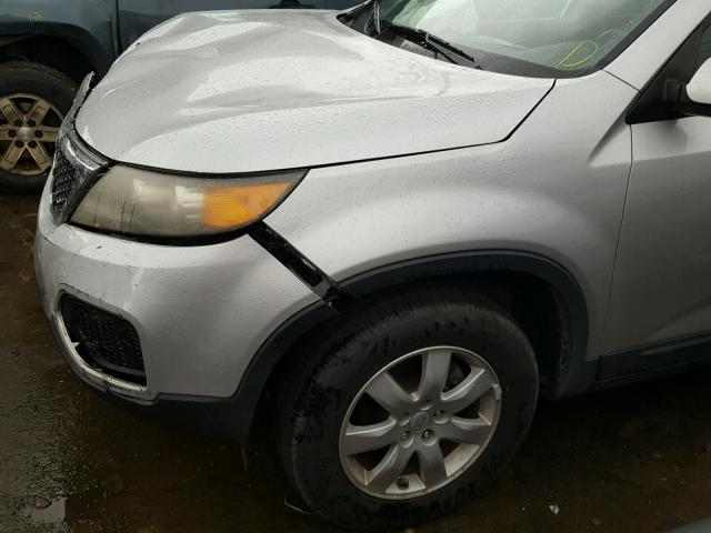 5XYKT4A25BG136578 - 2011 KIA SORENTO BA SILVER photo 9