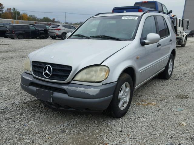 4JGAB54E8YA211403 - 2000 MERCEDES-BENZ ML 320 SILVER photo 2