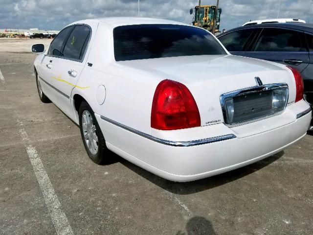 2LNHM82V49X629480 - 2009 LINCOLN TOWN CAR S WHITE photo 3