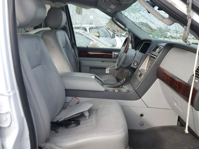 5LMFU28R34LJ16156 - 2004 LINCOLN NAVIGATOR 白色 照片 5