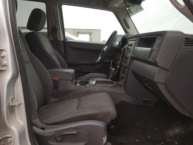 1J8HH48K98C115062 - 2008 JEEP COMMANDER SILVER photo 5