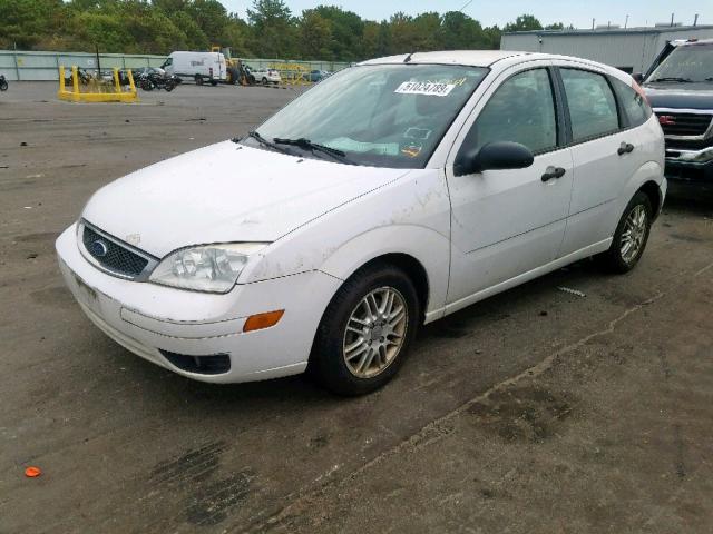 3FAFP37NX5R138019 - 2005 FORD FOCUS ZX5 WHITE photo 2