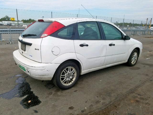 3FAFP37NX5R138019 - 2005 FORD FOCUS ZX5 WHITE photo 4