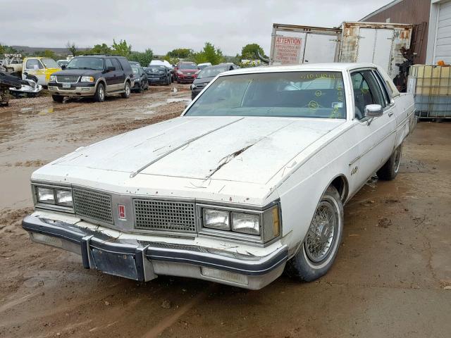 1G3AX37Y9DM919720 - 1983 OLDSMOBILE 98 REGENCY WHITE photo 2